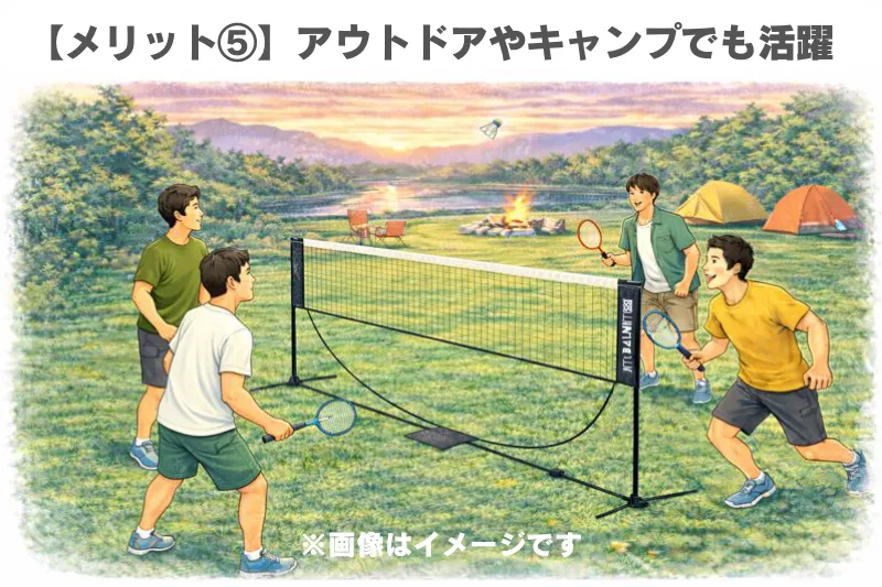 グループキャンプ中の若い男性たちが、屋外でバドミントン簡易ネットを使ってプレーを楽しんでいる様子