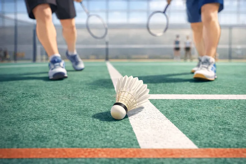 バドミントンのイン・アウト判定｜シャトルのコルクが落下した位置で判断する図