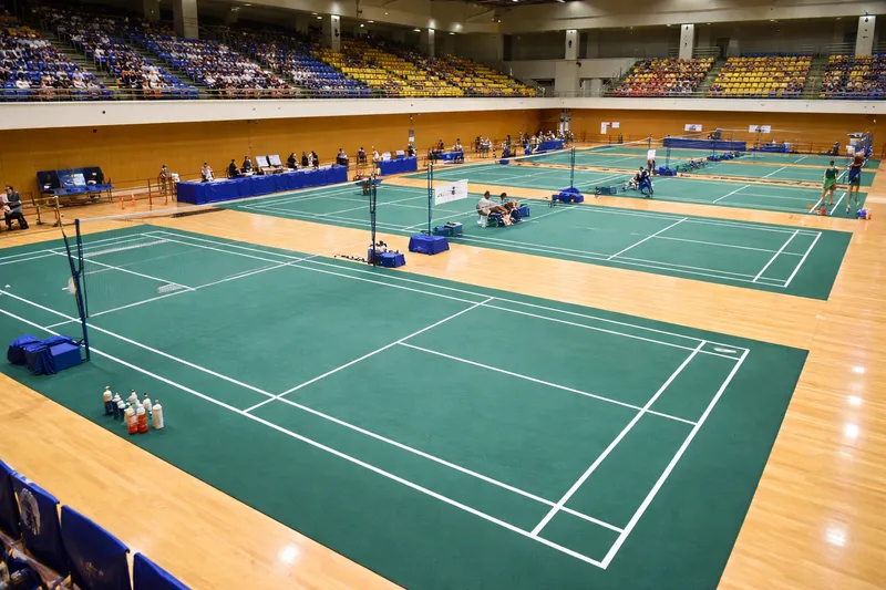 インターハイや公式大会で使用される公式規格のバドミントンコート全景