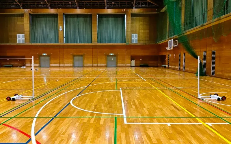 バドミントンコートの規定位置に支柱（ポール）をまっすぐ設置した状態