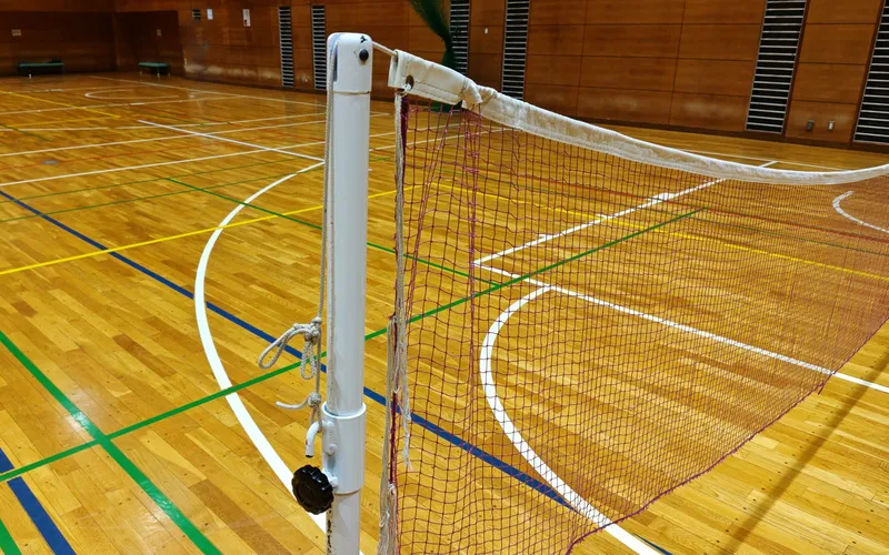 反対側の支柱フックにバドミントンネットを掛けた状態
