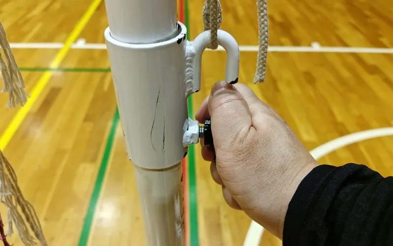 バドミントン支柱の固定部品のノブを右に回してロックしている様子（固定部拡大）