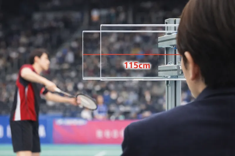 バドミントンサービス高度計測器による115cm判定の様子
