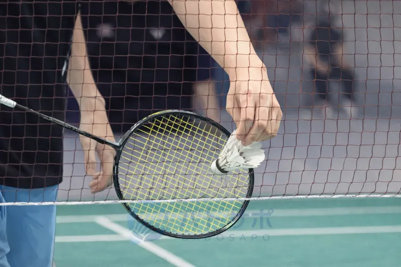 バドミントン サーブ 正しい打点|コルクから打つフォーム(羽根先接触はフォルト)