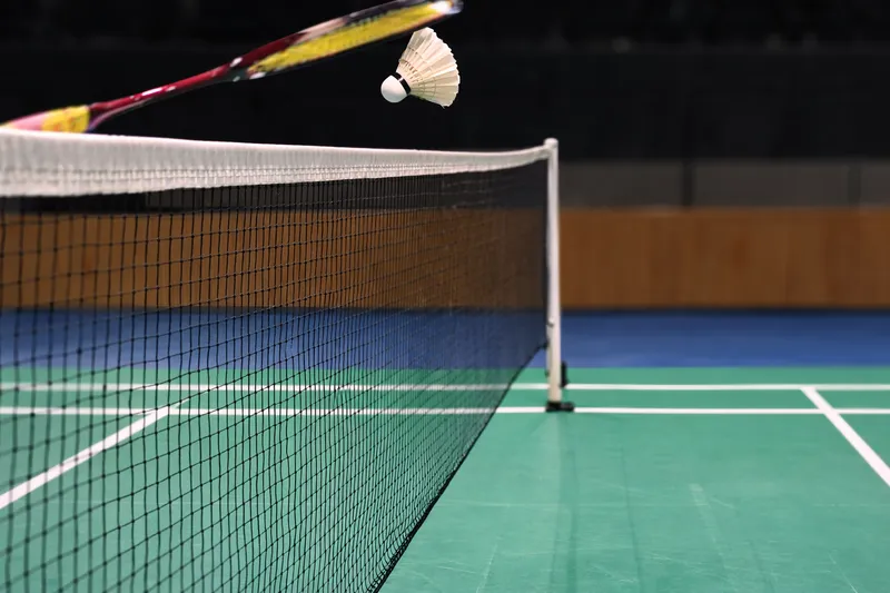 バドミントンのオーバーネット反則例｜相手コート側でシャトルを打つ瞬間