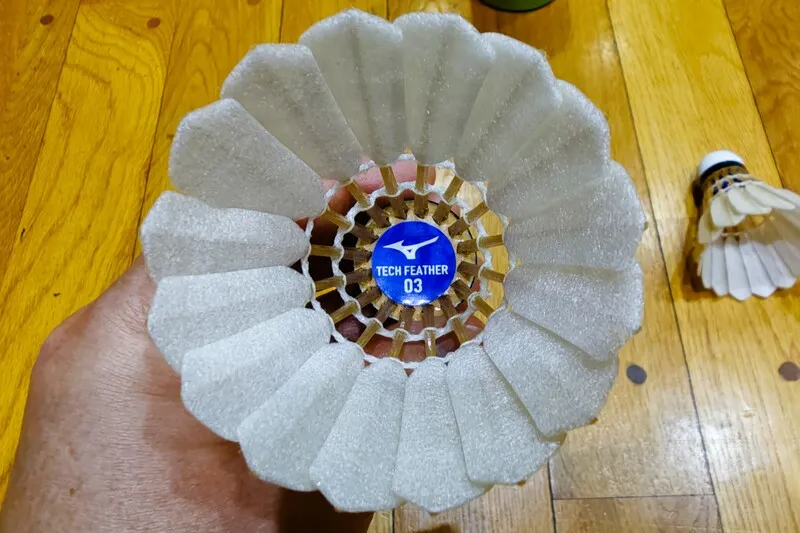 ミズノ人工シャトル「テックフェザー03」人工羽根16本の合成球構造を羽根側から見た拡大写真