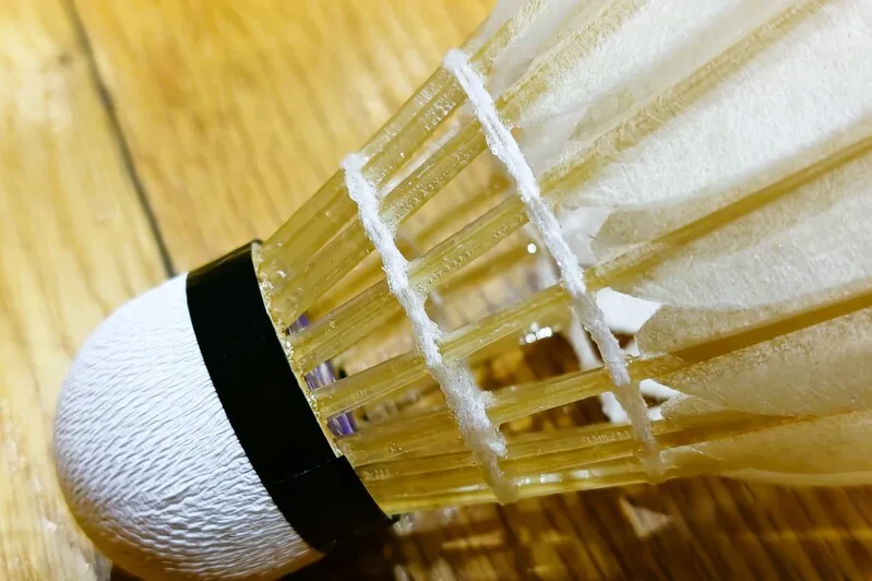 ミズノ人工シャトル「テックフェザー03」I型形状の軸構造を拡大した写真