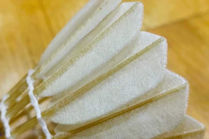 ミズノ人工シャトル「テックフェザー03」の羽根表面素材を拡大した写真