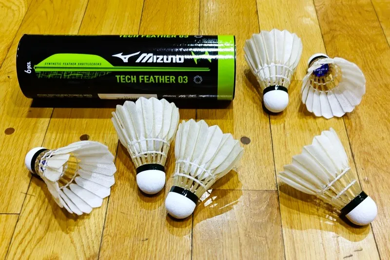 ミズノ人工シャトル「テックフェザー03」のケースとシャトルを並べた写真｜おすすめの使い方解説