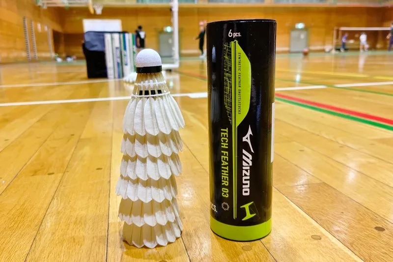 ミズノ人工シャトル「テックフェザー03」のケースとシャトル6個を並べた写真｜練習球のコスパ解説