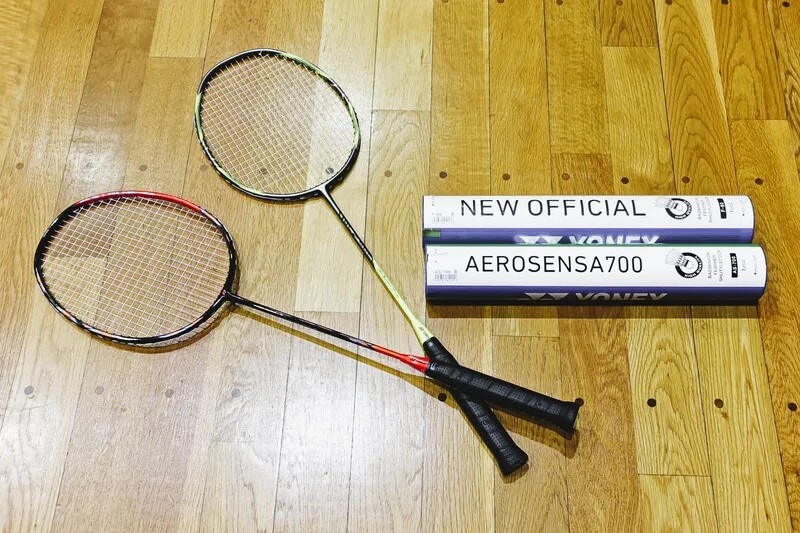 愛用しているバドミントン用具イメージ｜ラケット2本とシャトルケース2本