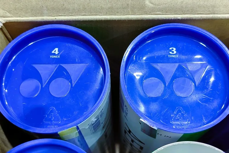 バドミントンシャトルの筒フタに印字された温度表示番号（3番・4番）の例