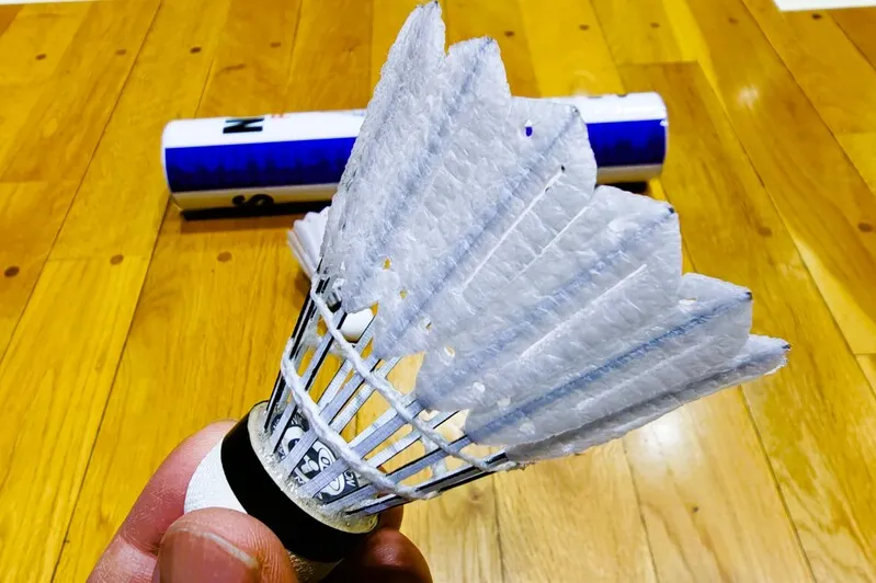 ビクター 人工シャトル「NCS Pro」カーボンシャトルを手に持った写真