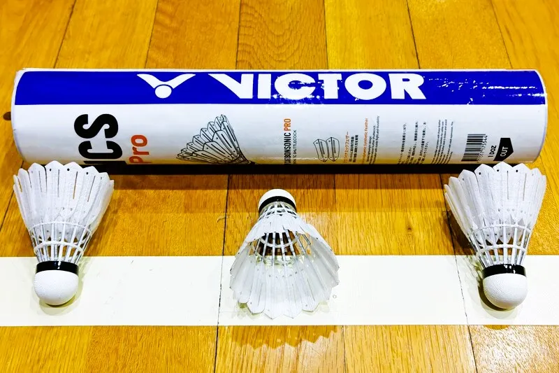 ビクター 人工シャトル「NCS Pro」ケースとシャトル本体を体育館の床に置いた写真