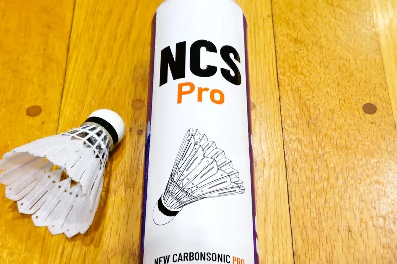 ビクター 人工シャトル「NCS Pro」ケースアップ（NCS PRO表記）とシャトルの写真