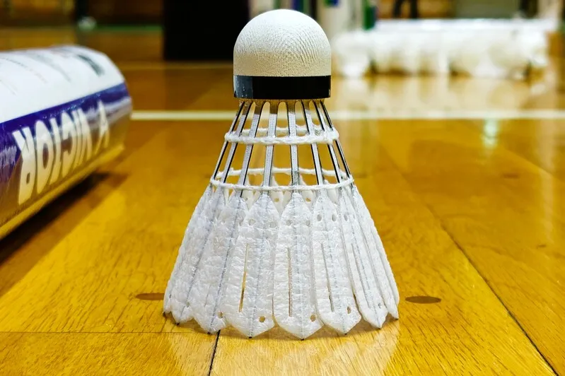 ビクター 人工シャトル「NCS Pro」アップ（羽根下・コルク上／体育館背景）